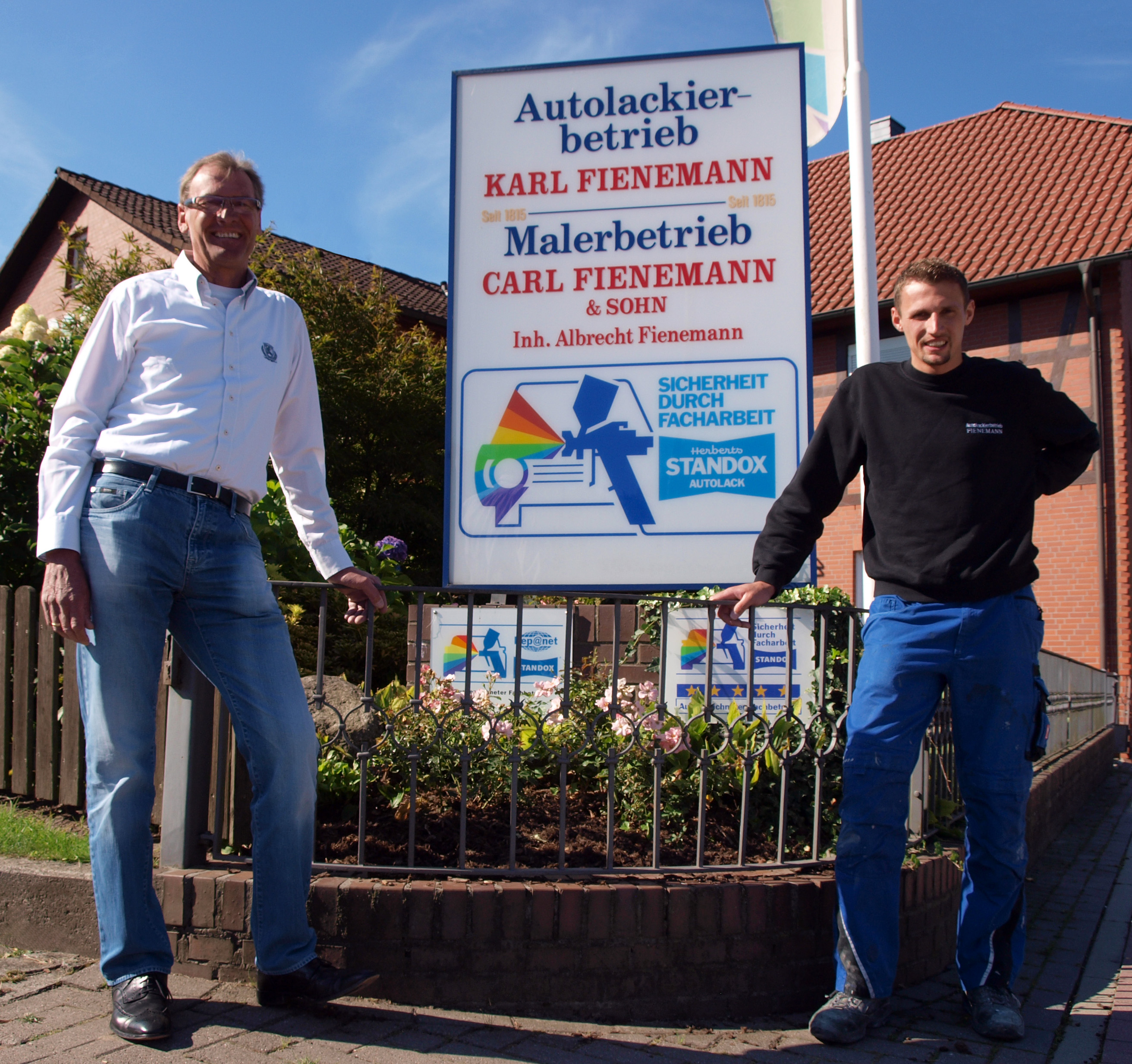 Karl und Mirco Fienemann am Betriebsgelände am Standort Bergen